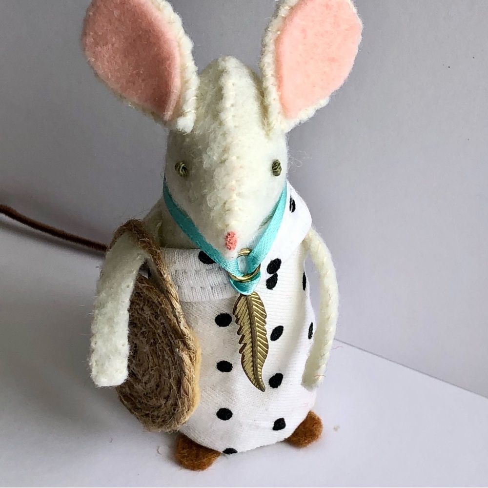 Boho Felt Mouse Art Doll hand-sewn straw bag brass feather shopping summertime - Picture 6 of 10